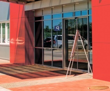 Алюминиевые распашные входные двери в фитнес-центр