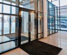 Алюминиевые распашные входные двери в банк (внутренние)