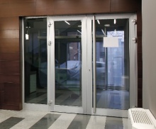 Алюминиевые распашные входные двери в офис