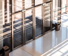 Алюминиевые распашные входные двери в офис (внутренние)